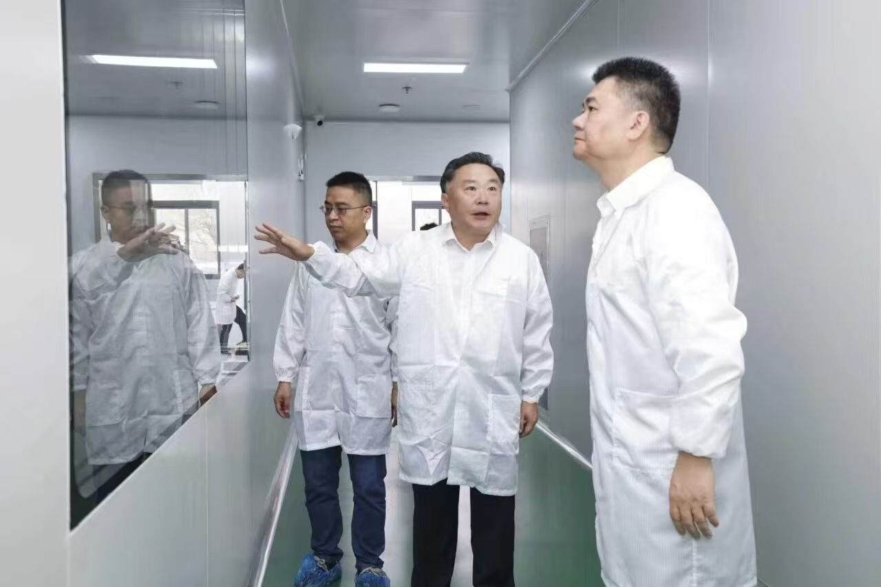 贵阳市委副书记、市长王宏调研琥崧科技集团，鼓励加快项目建设释放优质产能